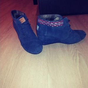 TOMS desert wedges, navy. EUC!